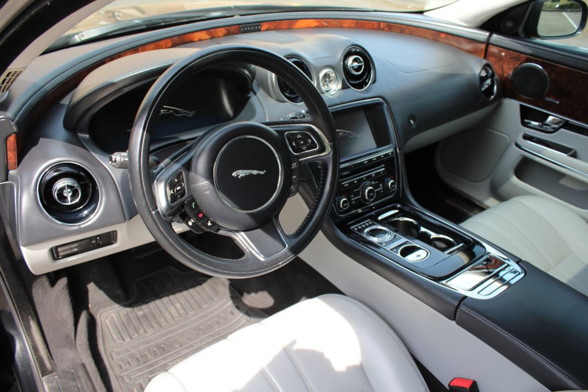 Used 2013 Jaguar XJ AWD image 11