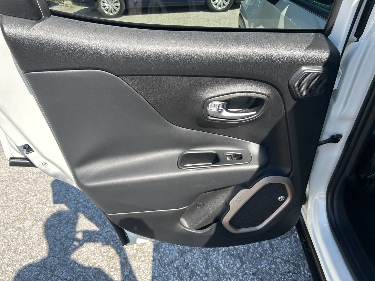 Used 2016 Jeep Renegade Limited image 18