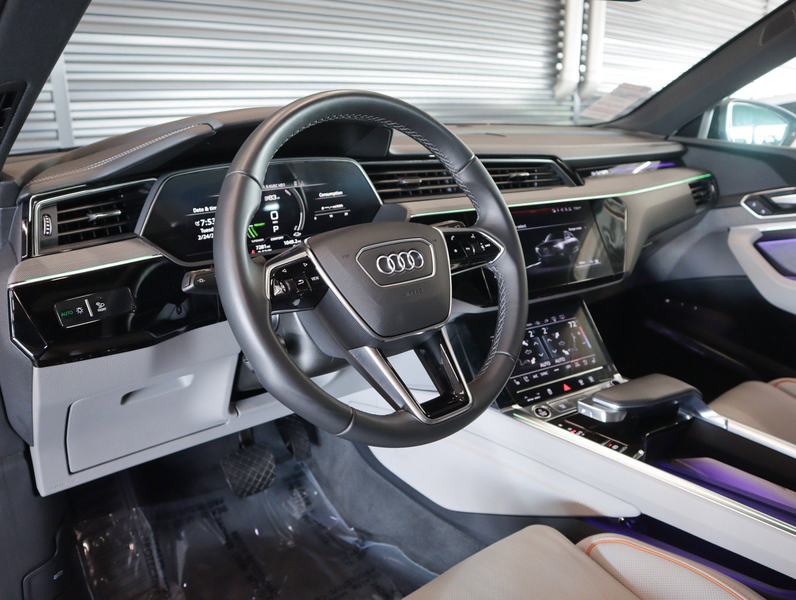 Used 2024 Audi Q8 e-tron Prestige w/ Prestige Package image 15