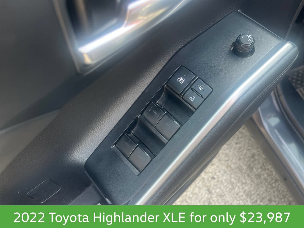 Used 2022 Toyota Highlander XLE AWD/4WD image 12