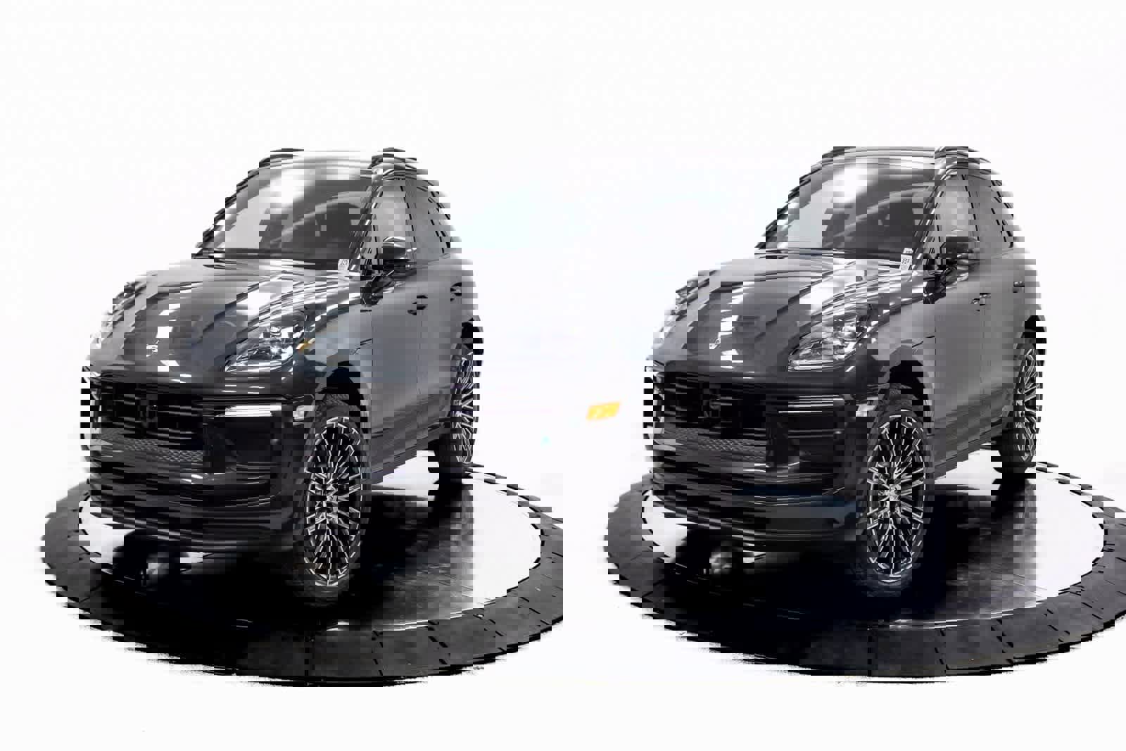 Certified 2025 Porsche Macan image 1