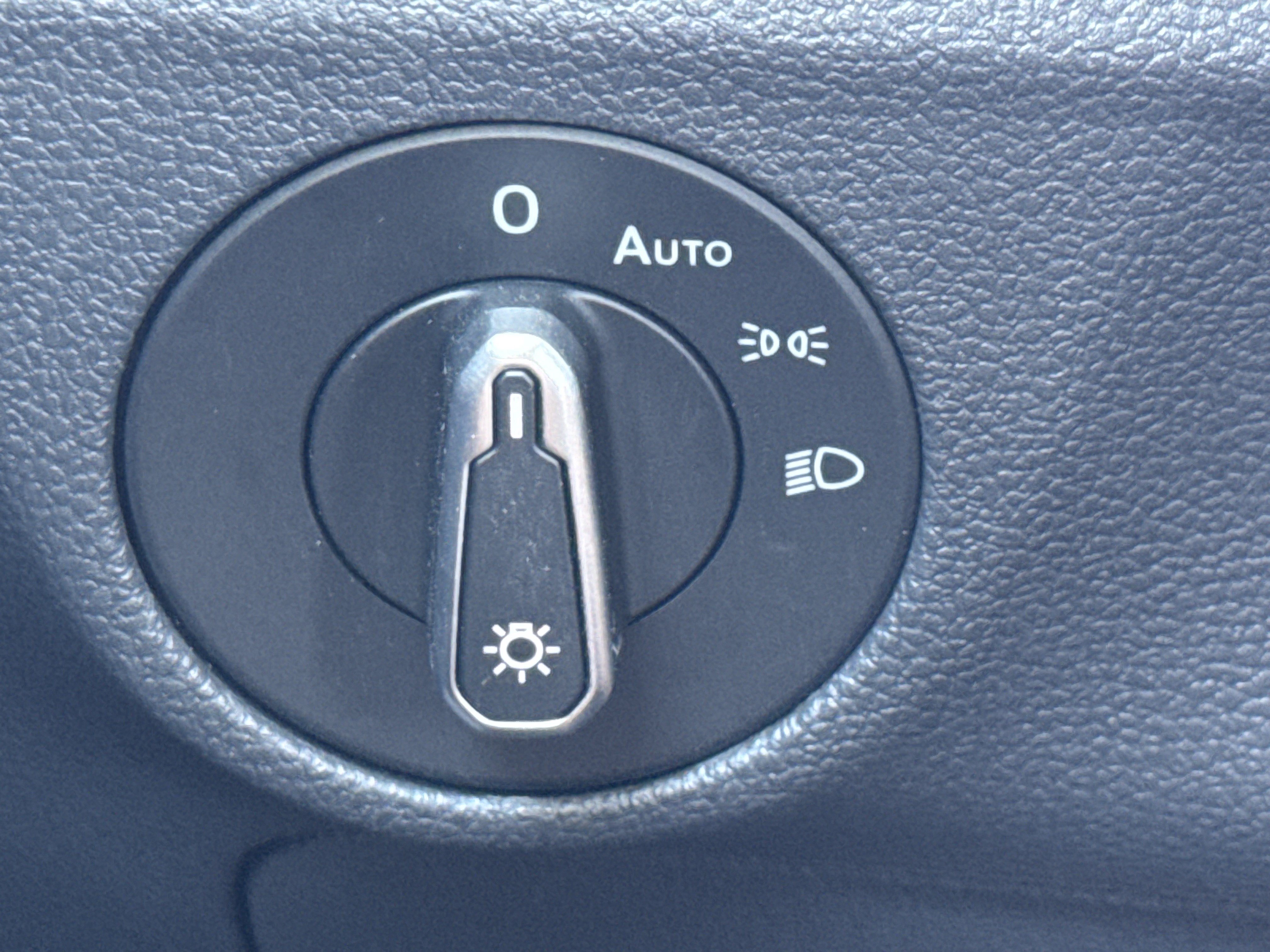 Certified 2025 Volkswagen Jetta SE FWD image 14