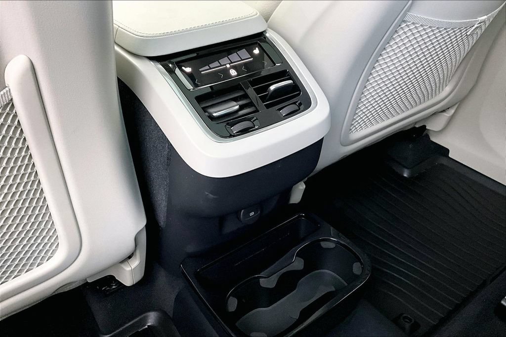 Certified 2025 Volvo XC90 B6 Plus w/ Protection Package Premier AWD/4WD image 31