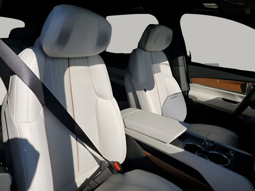 New 2026 Cadillac Vistiq Luxury w/ LPO, Floor Liner Package image 15