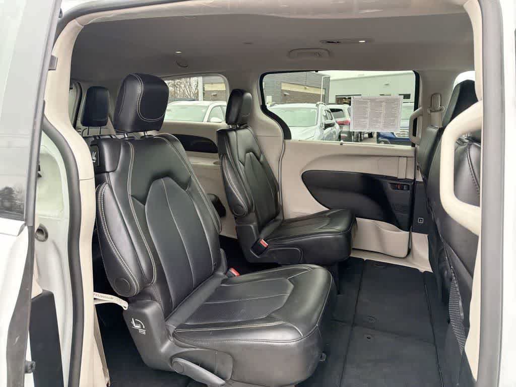 Used 2024 Chrysler Pacifica Touring-L FWD image 24