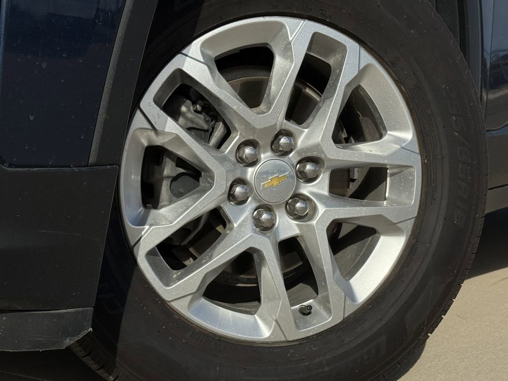 Used 2023 Chevrolet Traverse LS FWD image 9