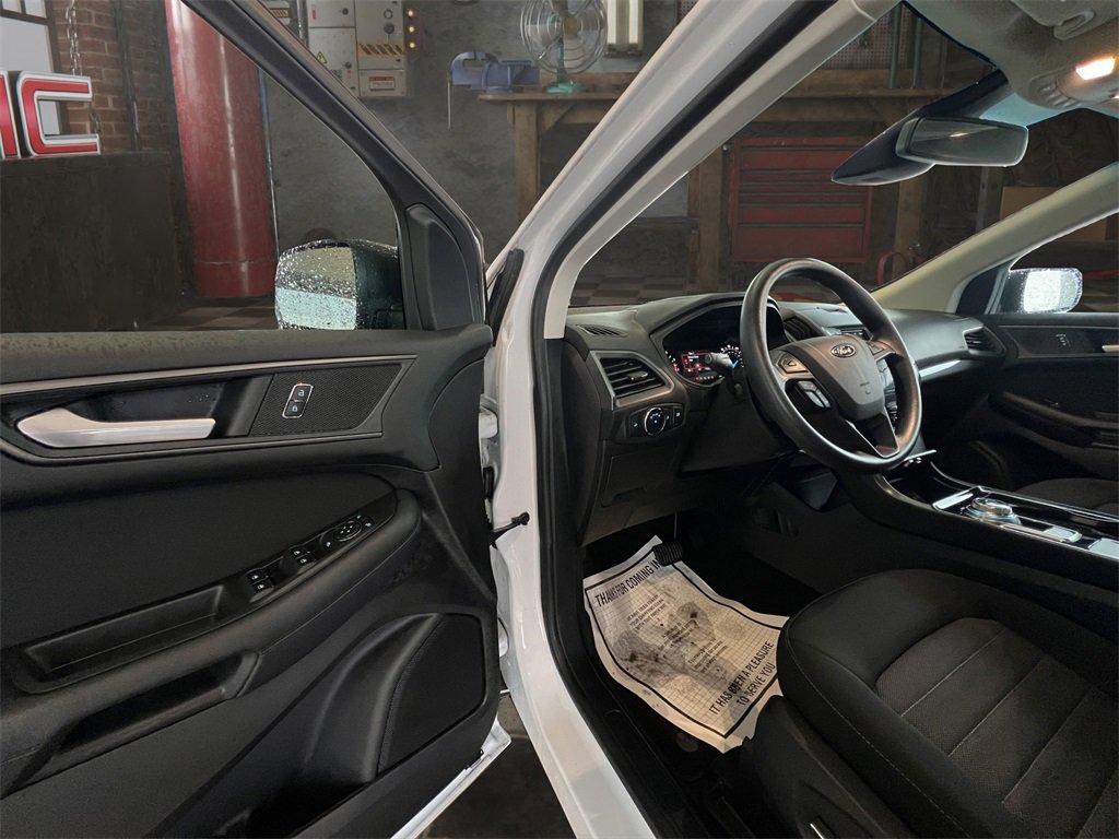 Used 2019 Ford Edge SE w/ SE Fleet Driver's Package image 16