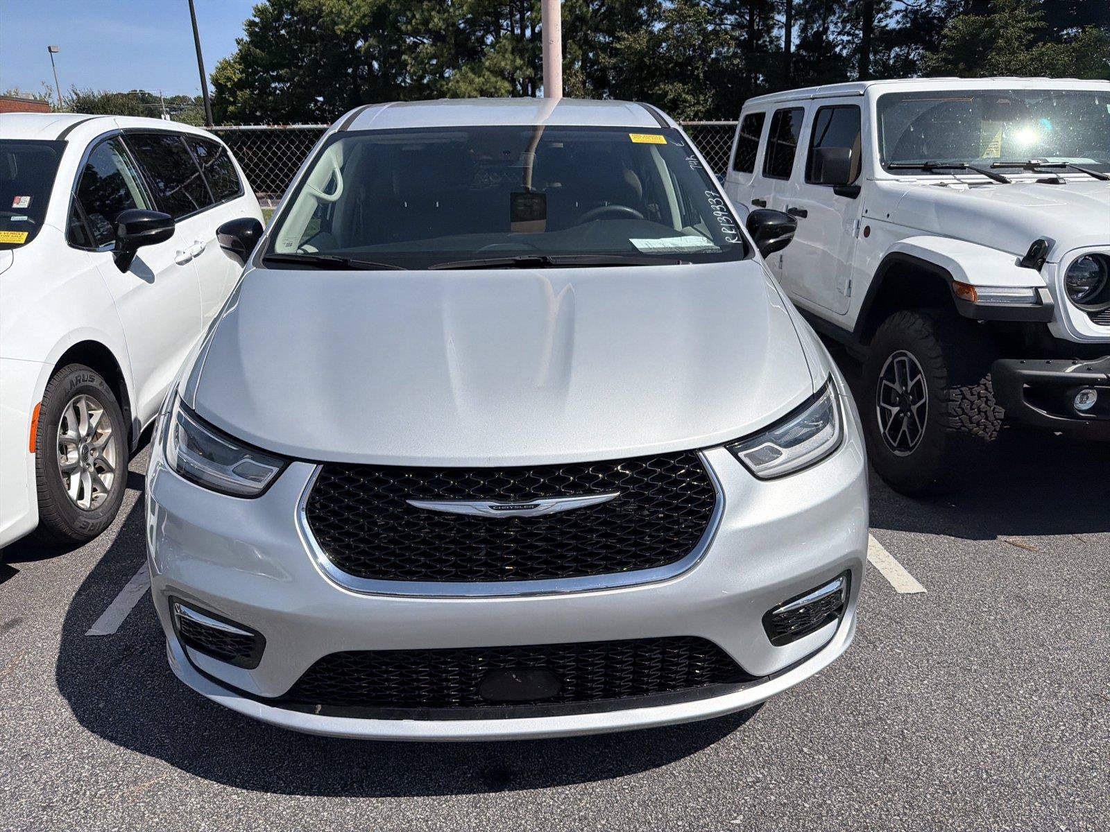 Used 2024 Chrysler Pacifica Touring-L FWD image 6