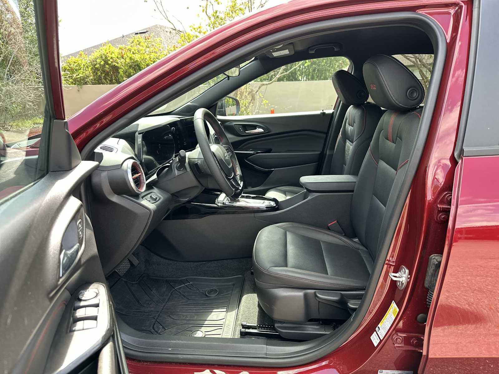 Certified 2025 Chevrolet Trax RS w/ Driver Confidence Package FWD image 3