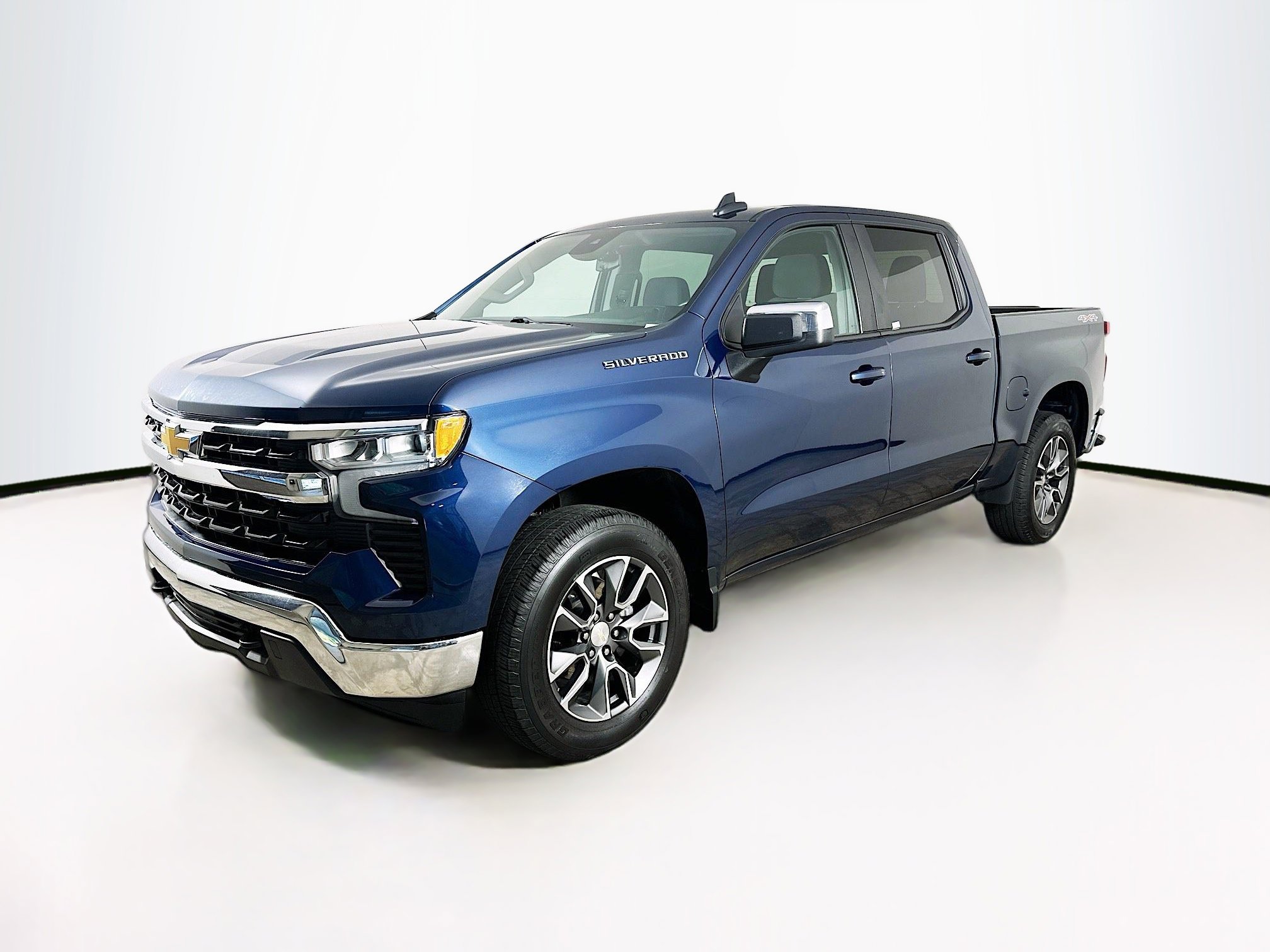 Used 2023 Chevrolet Silverado 1500 LT AWD/4WD image 3