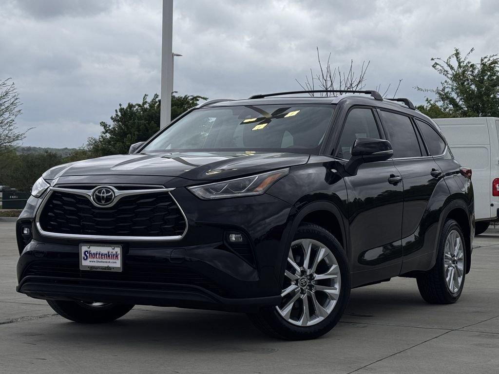 Used 2023 Toyota Highlander Limited image 2