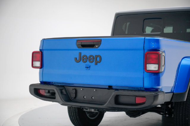 Used 2025 Jeep Gladiator Sport AWD/4WD image 7