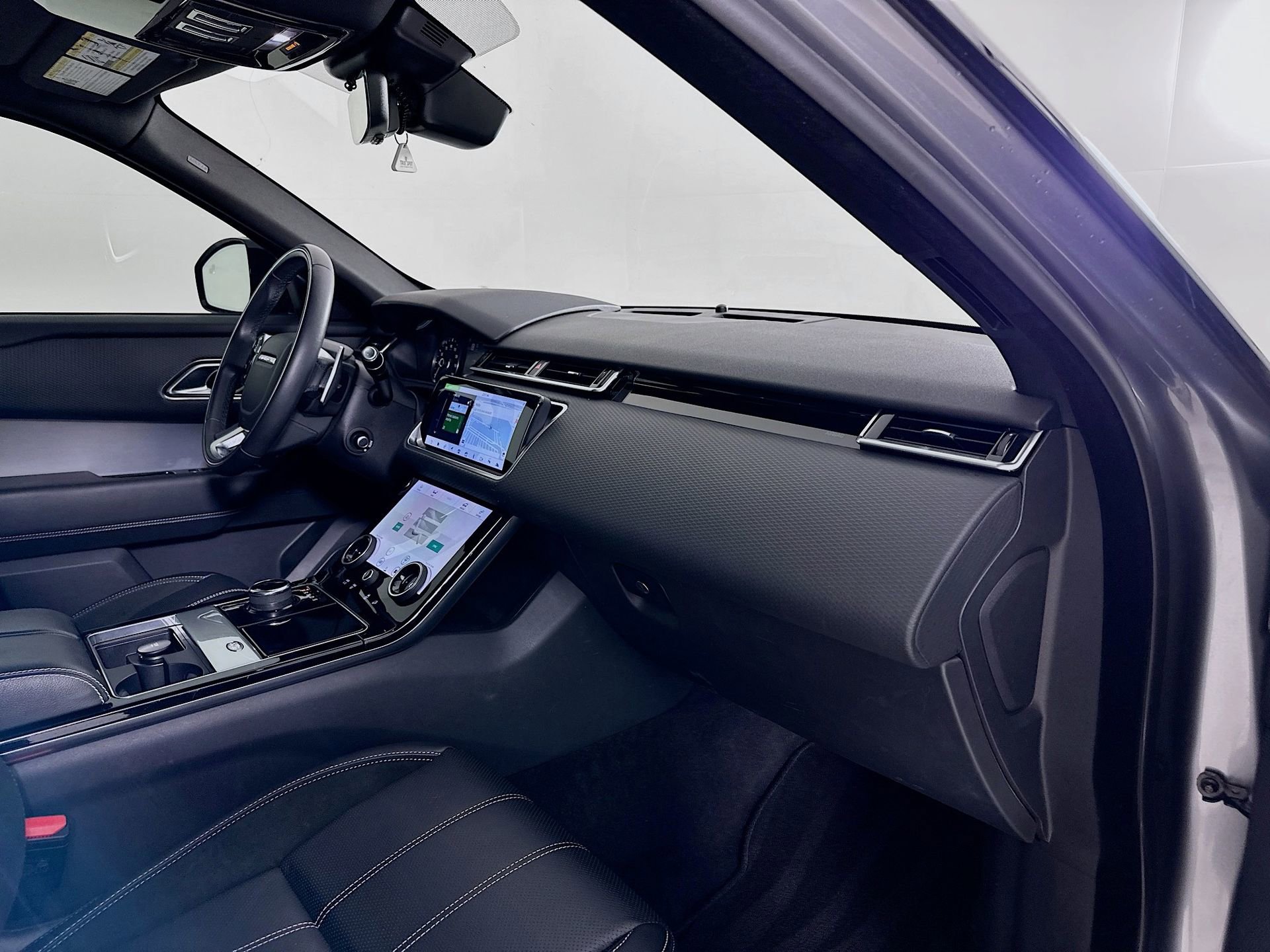 Used 2020 Land Rover Range Rover Velar R-Dynamic S image 31