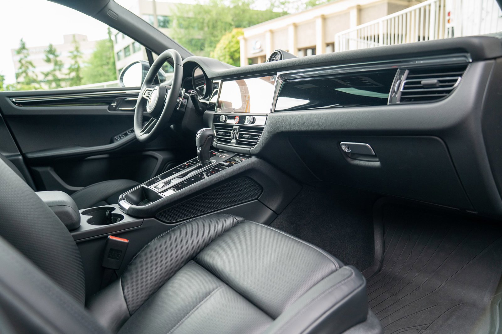 Certified 2025 Porsche Macan AWD/4WD image 22