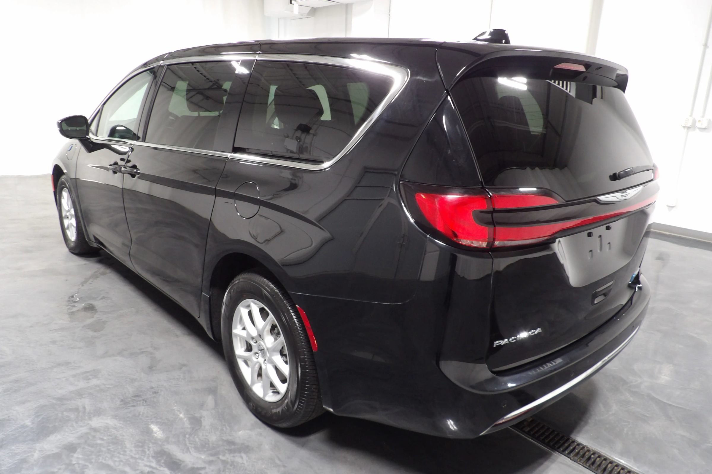 Used 2024 Chrysler Pacifica Limited FWD image 10