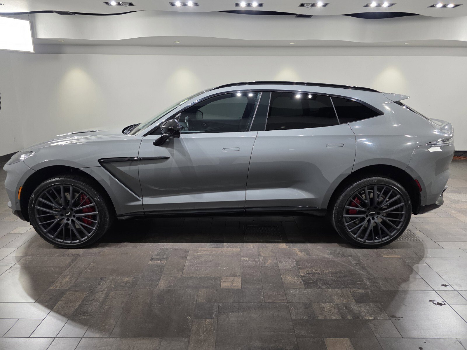 Used 2023 Aston Martin DBX image 24