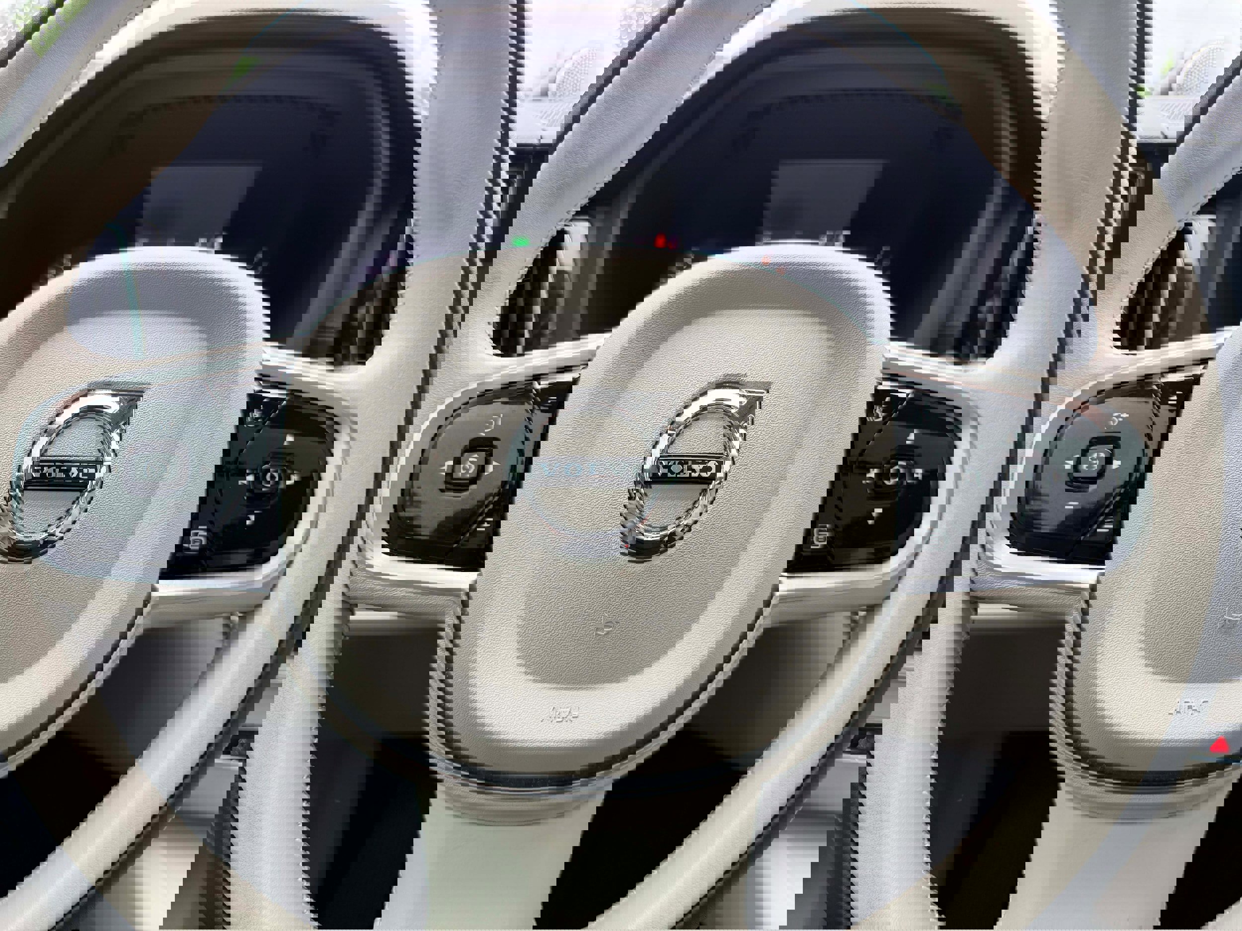 Certified 2023 Volvo XC60 B5 Ultimate w/ Protection Package Premier image 19