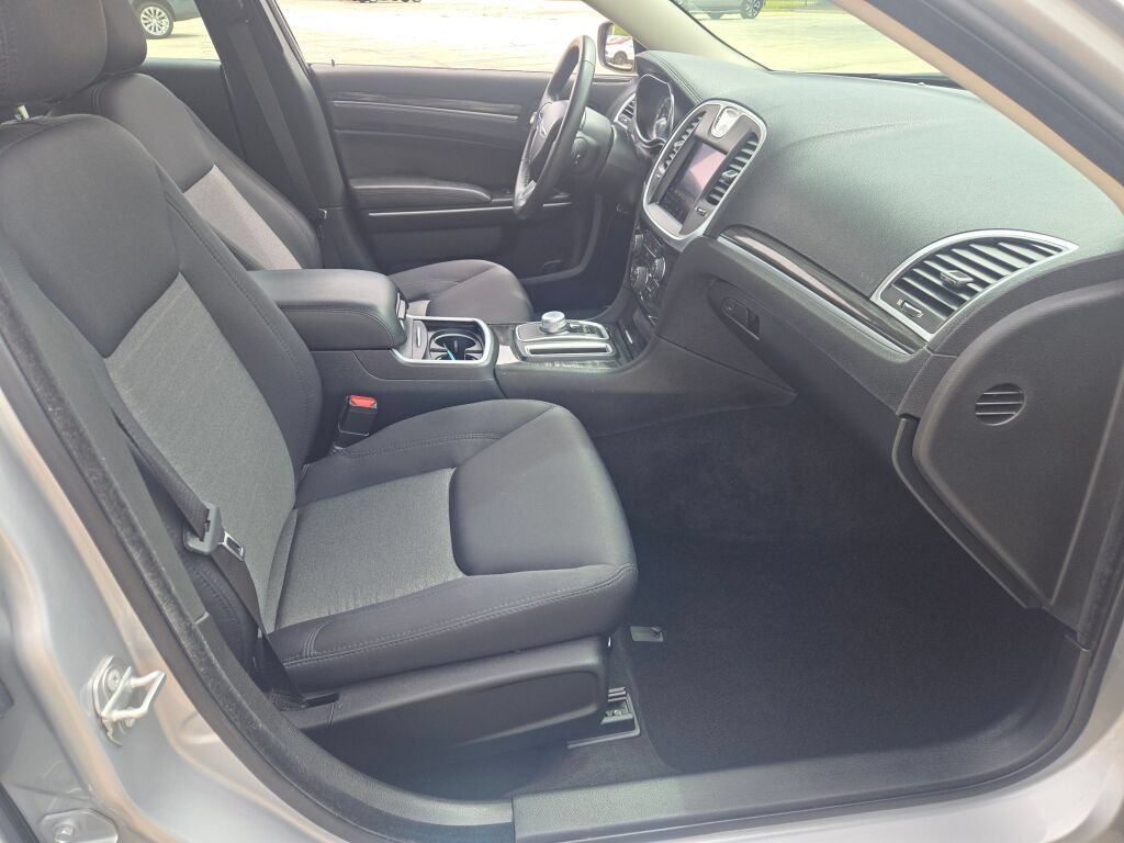 Used 2021 Chrysler 300 Touring w/ Chrome Appearance Package RWD image 7