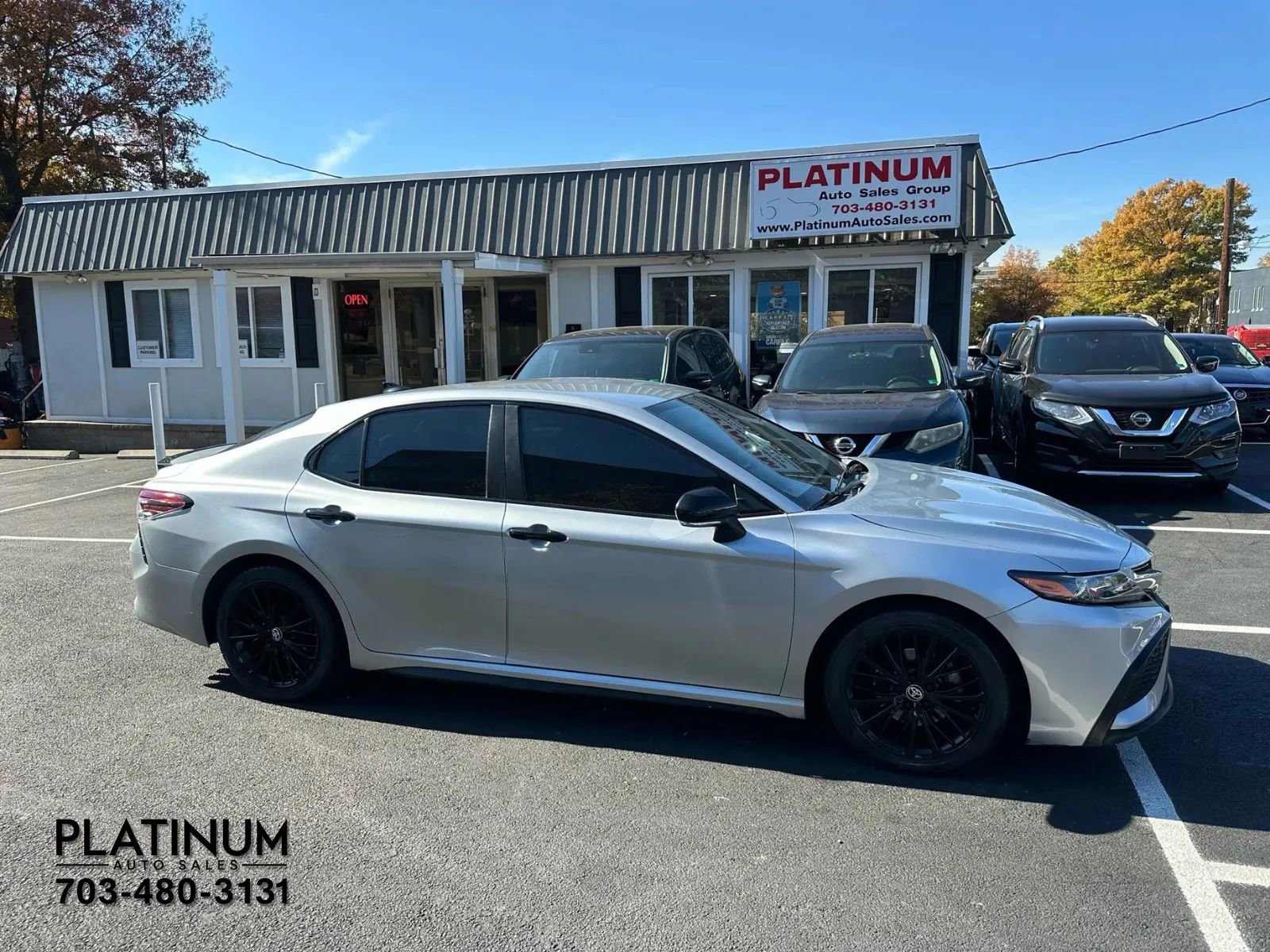 Used 2022 Toyota Camry SE image 2