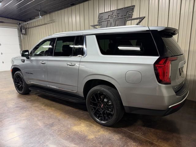 Used 2023 GMC Yukon XL SLT w/ SLT Premium Package AWD/4WD image 5