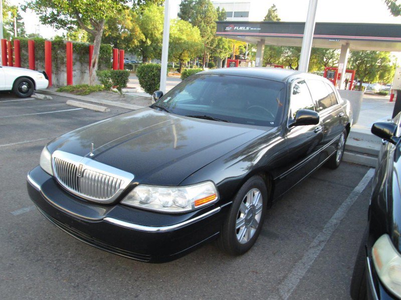 Used 2011 Lincoln Town Car Executive L image 2