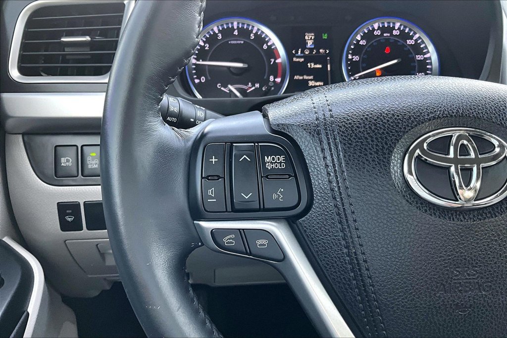 Used 2016 Toyota Highlander Limited w/ Driver Technology Package AWD/4WD image 18