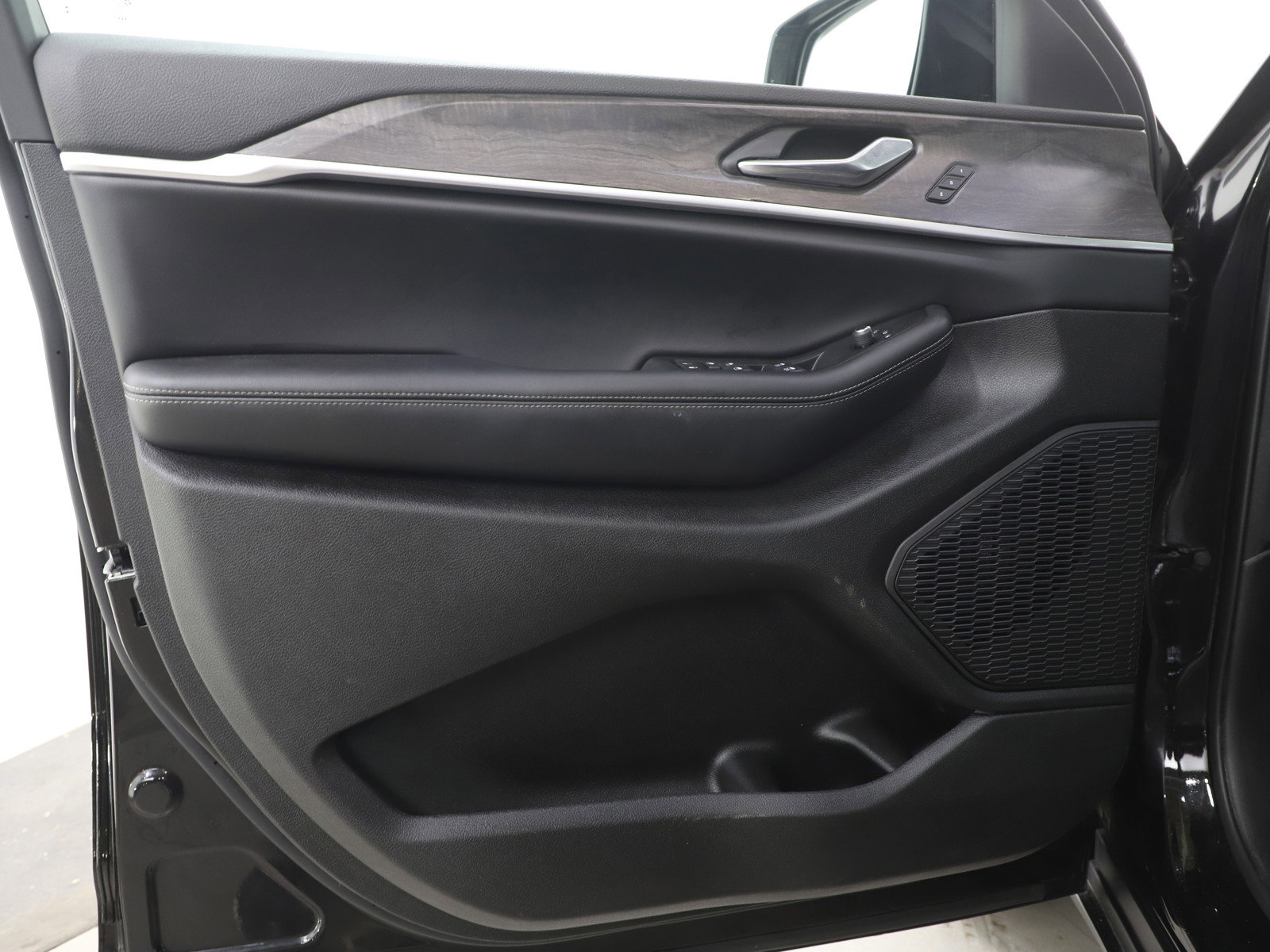 Used 2025 Jeep Grand Cherokee L Limited w/ Black Appearance Package image 21