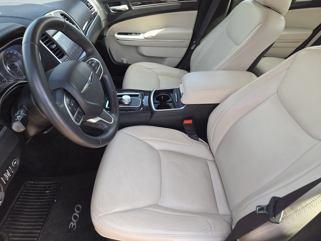 Used 2017 Chrysler 300 Limited RWD image 8