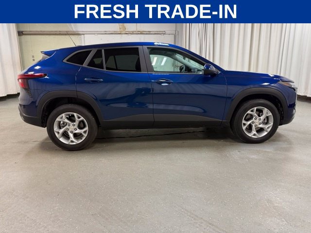 Used 2024 Chevrolet Trax LS w/ LS Convenience Package FWD image 3