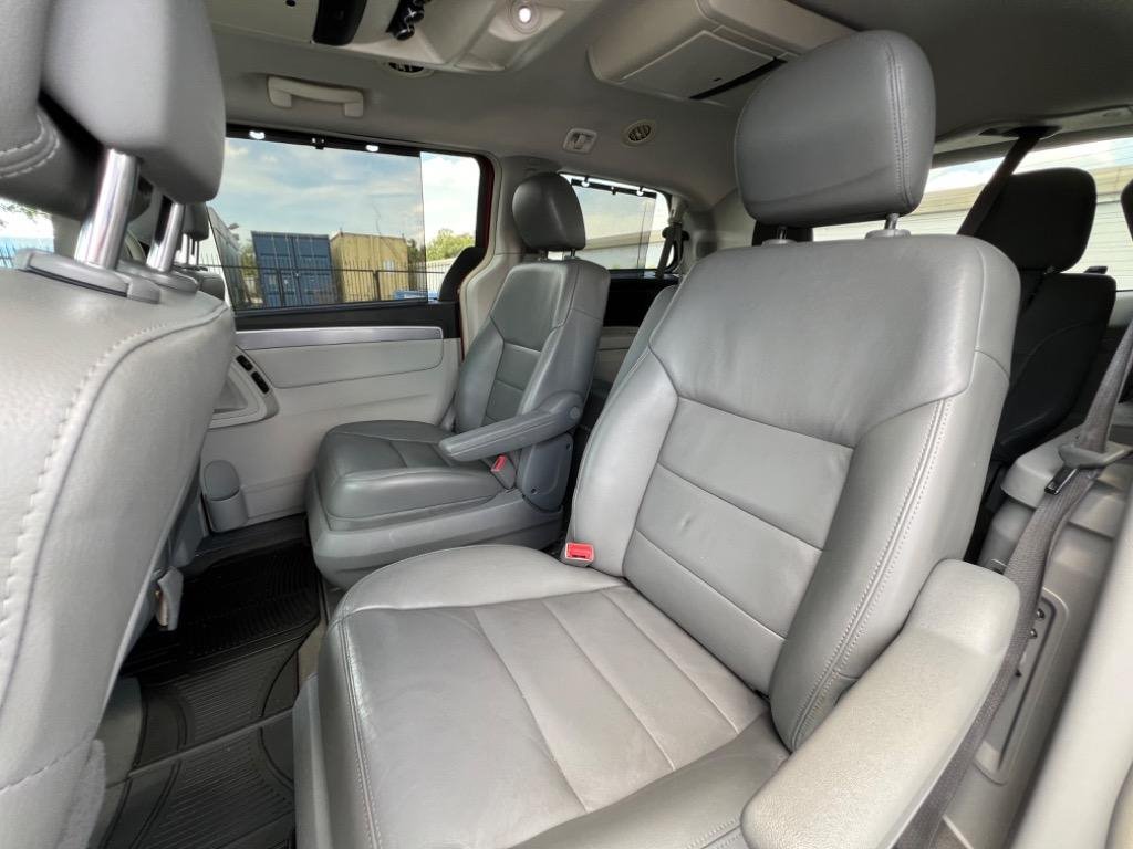 Used 2012 Volkswagen Routan SEL FWD image 11