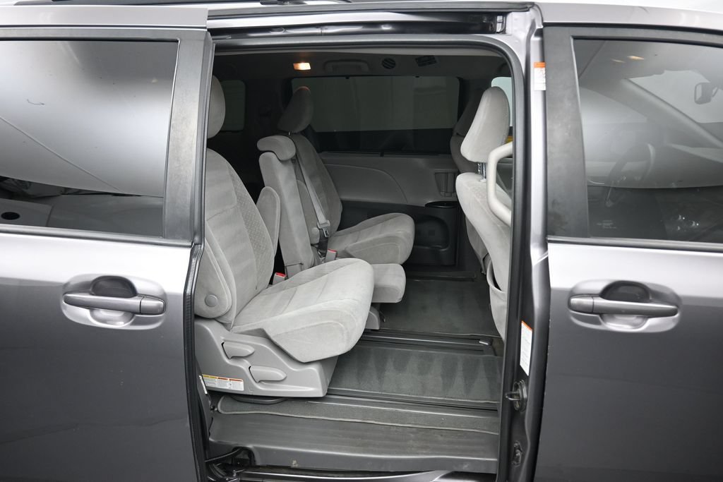 Used 2018 Toyota Sienna LE w/ Carpet Mat Package FWD image 40
