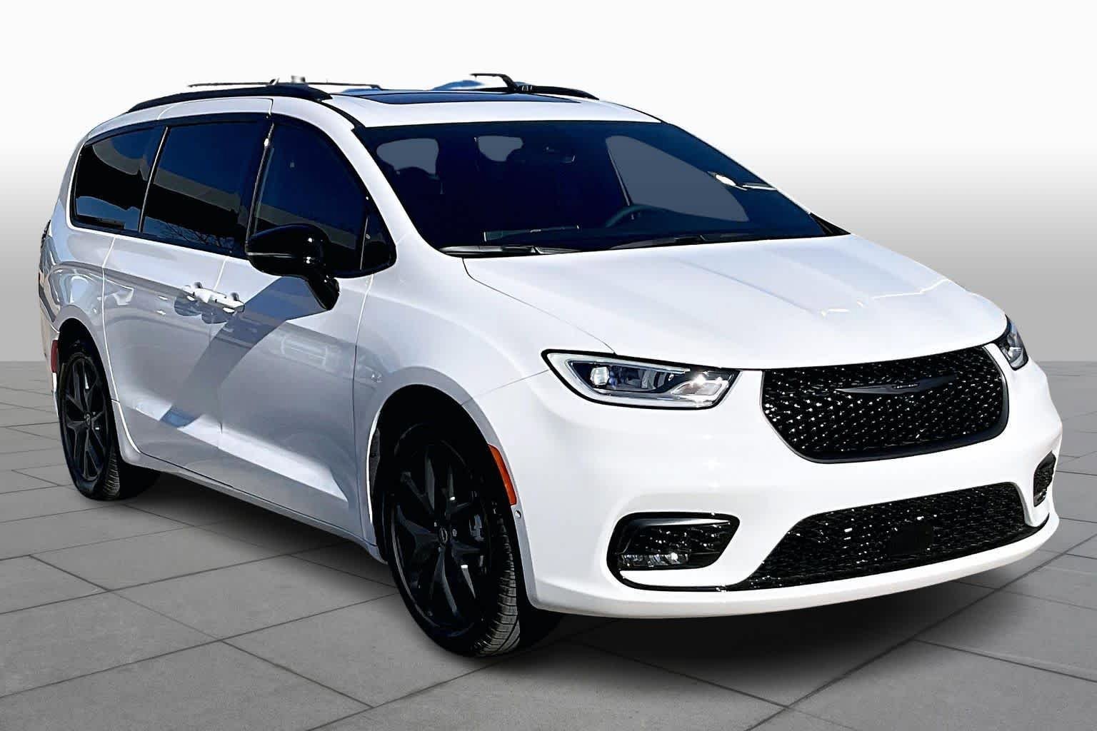 New 2026 Chrysler Pacifica Limited w/ S Appearance Package image 2