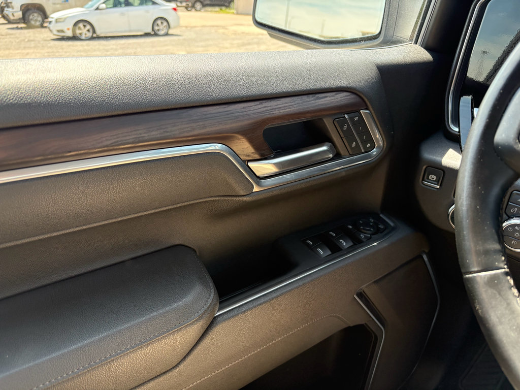Used 2025 GMC Sierra 1500 SLT AWD/4WD image 19