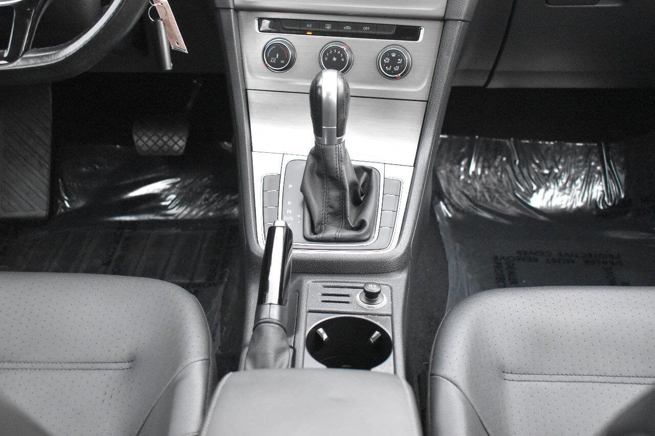 Used 2015 Volkswagen Golf S image 29