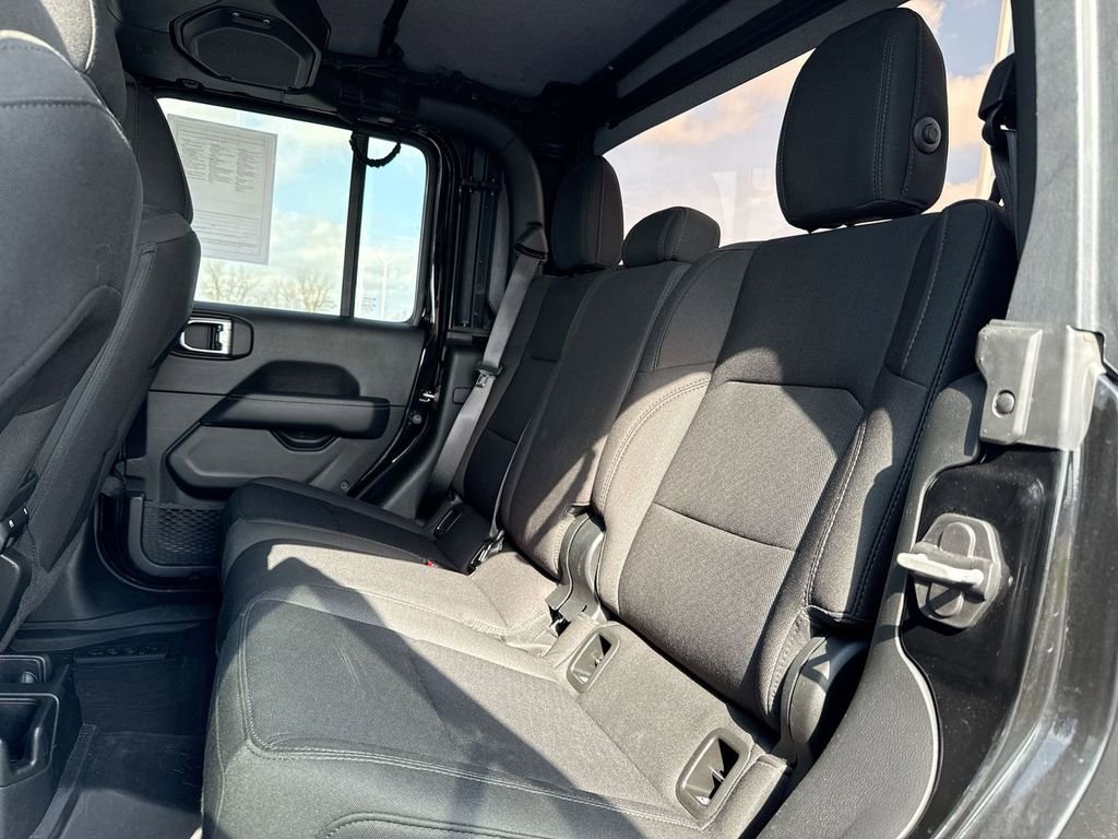 Used 2022 Jeep Gladiator Overland w/ Cold Weather Group image 23