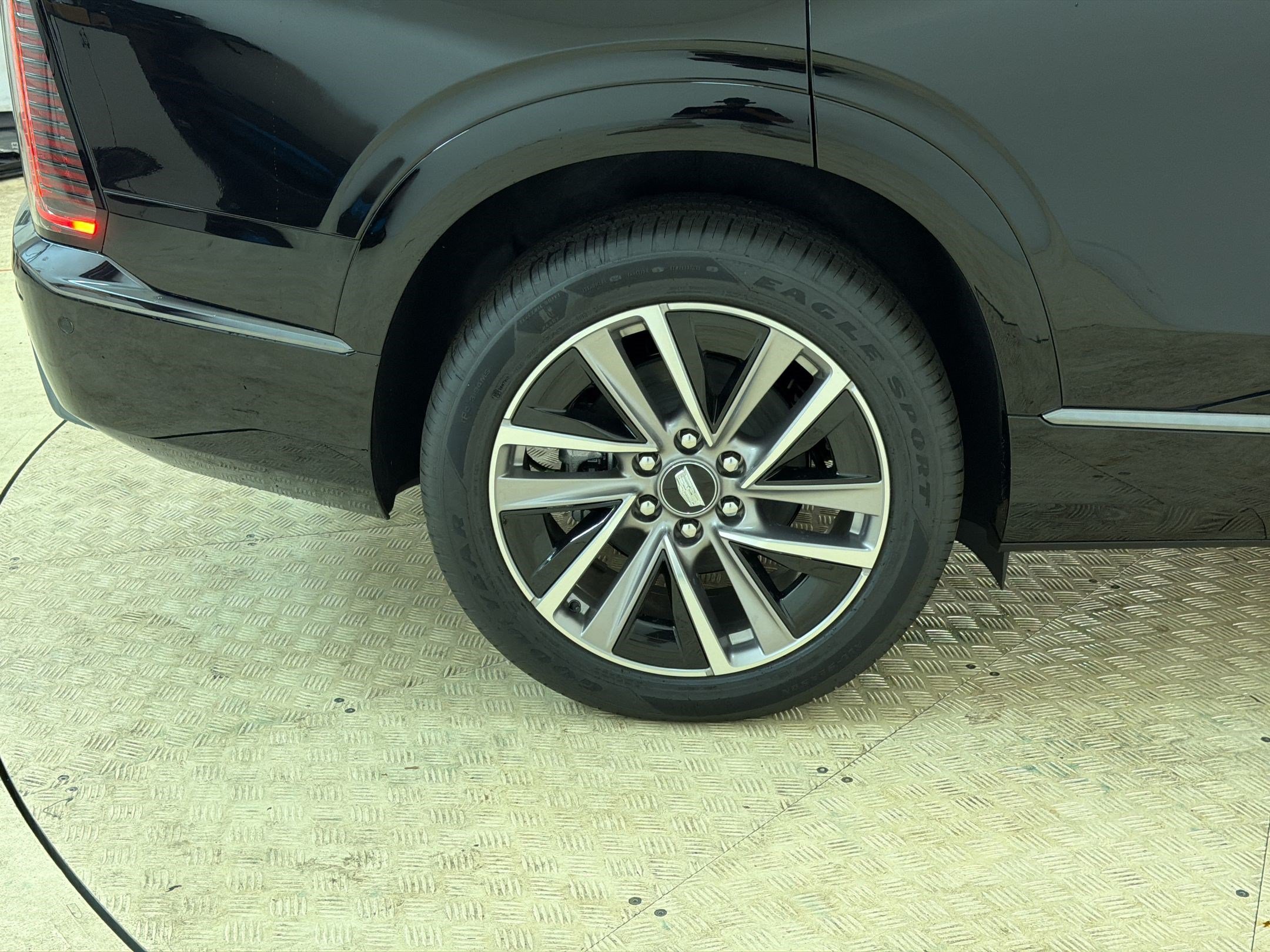 New 2027 Cadillac Vistiq Sport w/ LPO, Floor Liner Package AWD/4WD image 13
