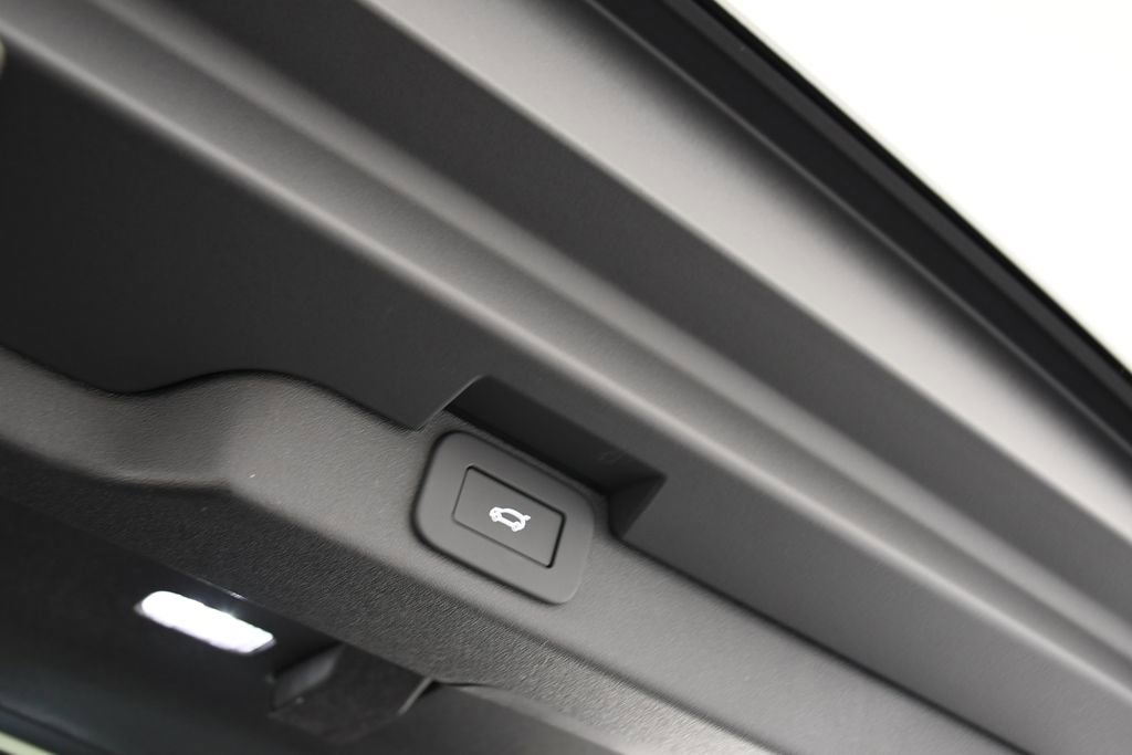 Certified 2025 Land Rover Discovery Dynamic SE image 24