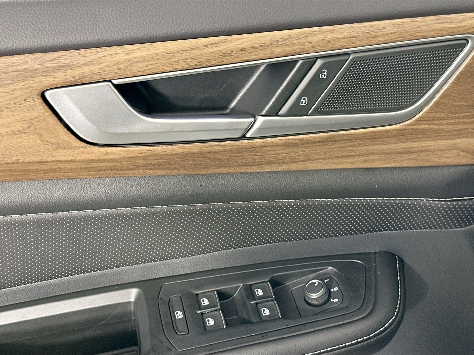 Certified 2026 Volkswagen Atlas SE FWD image 16
