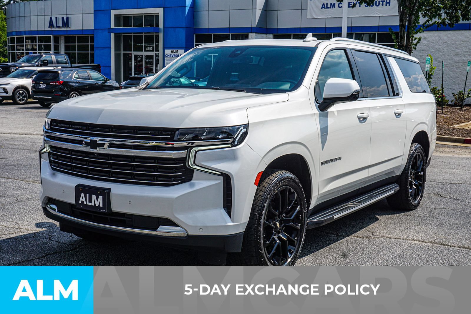 Used 2022 Chevrolet Suburban LT w/ LT Signature Package AWD/4WD image 4