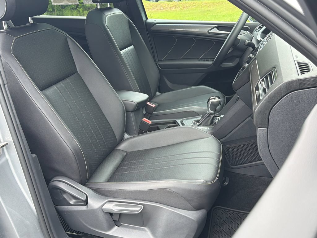 Certified 2023 Volkswagen Tiguan SE R-Line FWD image 9