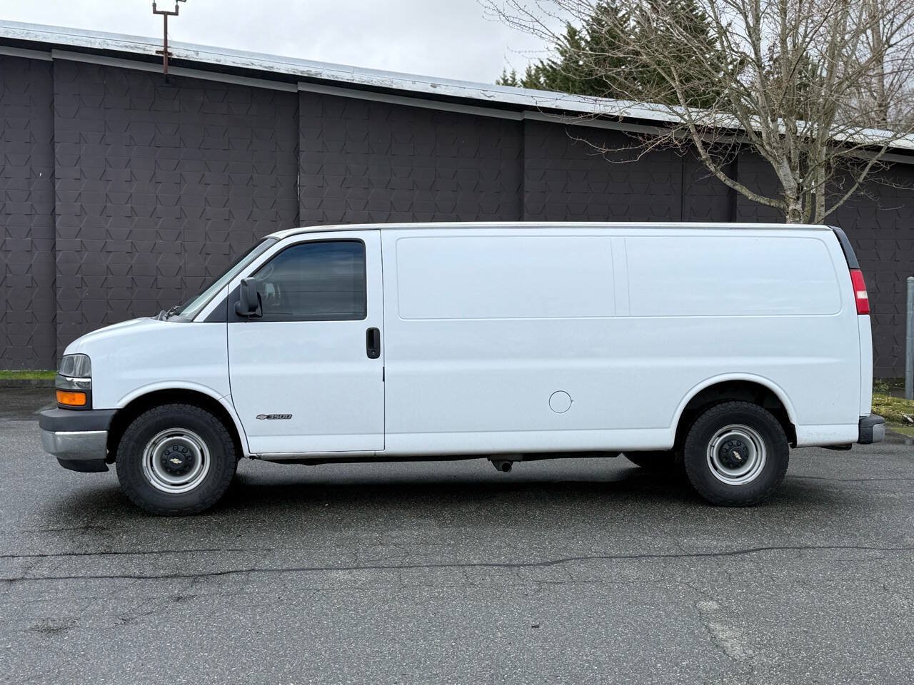 Used 2005 Chevrolet Express 3500 Extended RWD image 5