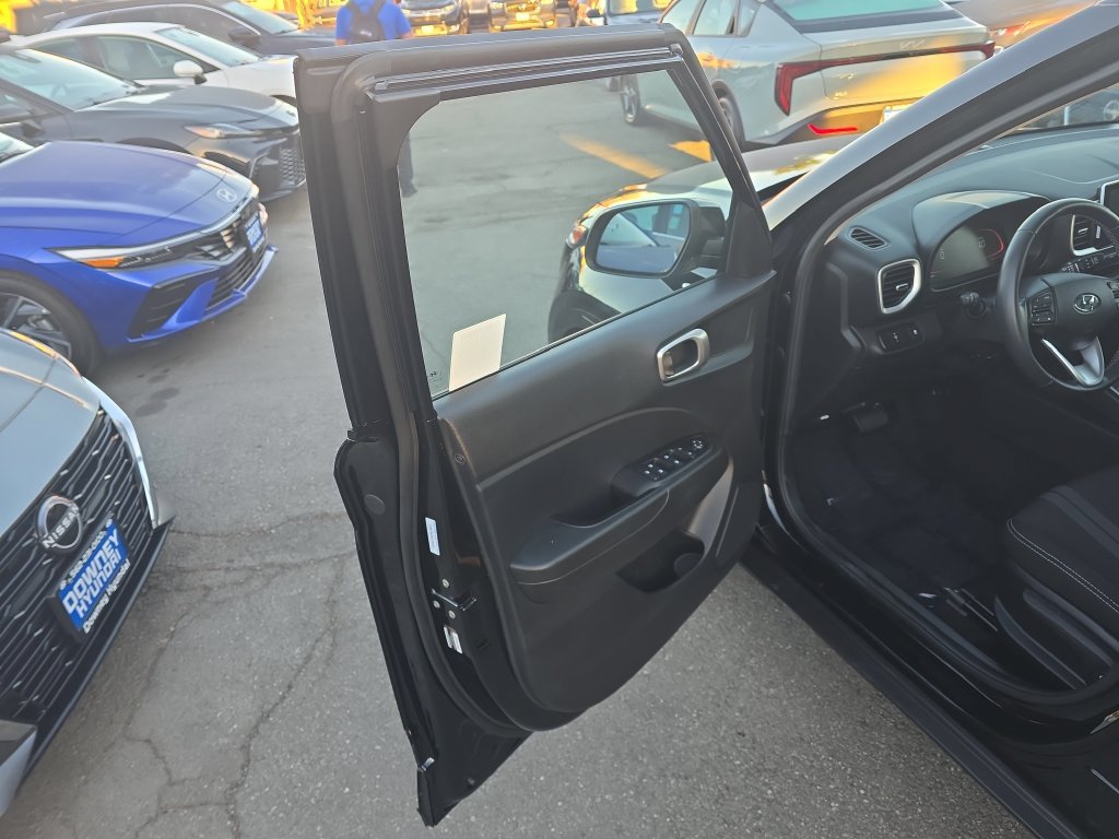 Used 2025 Hyundai Venue SEL FWD image 10