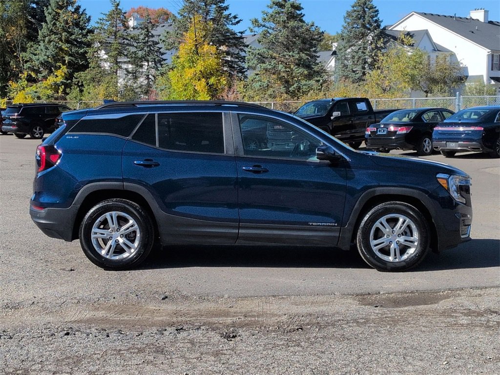 Used 2023 GMC Terrain SLE w/ Driver Convenience Package image 9