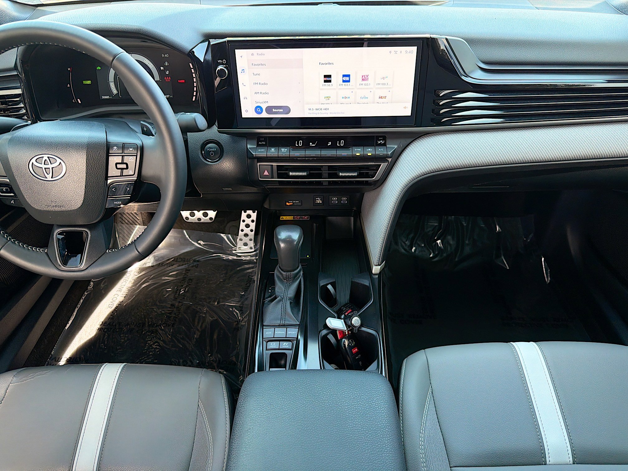 Used 2025 Toyota Camry SE w/ Multimedia Upgrade Package image 17