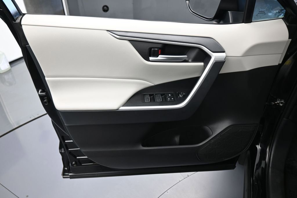 Used 2025 Toyota RAV4 XLE w/ Convenience Package FWD image 13