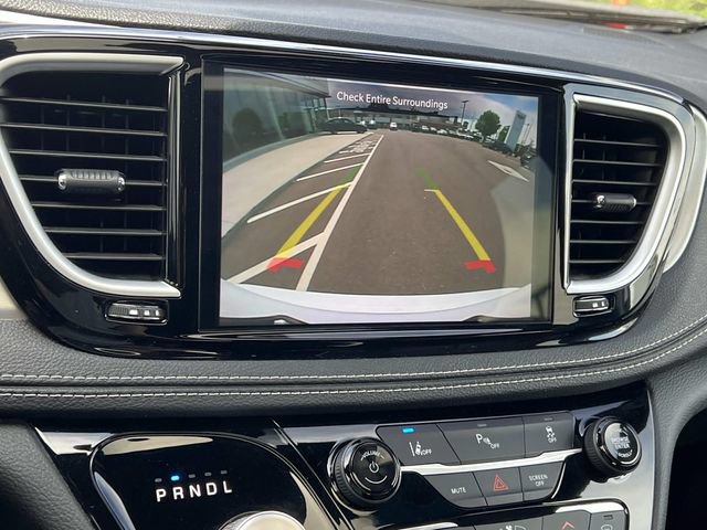 Used 2023 Chrysler Pacifica Limited w/ Uconnect Theater Family Group FWD image 27