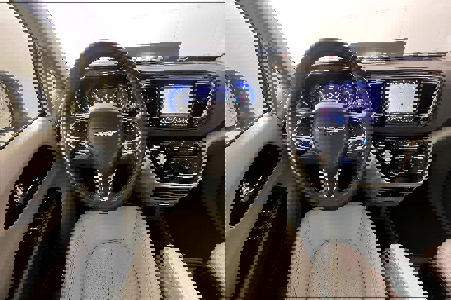 Used 2020 Chrysler Pacifica Touring-L Plus w/ Tire & Wheel Group FWD image 6