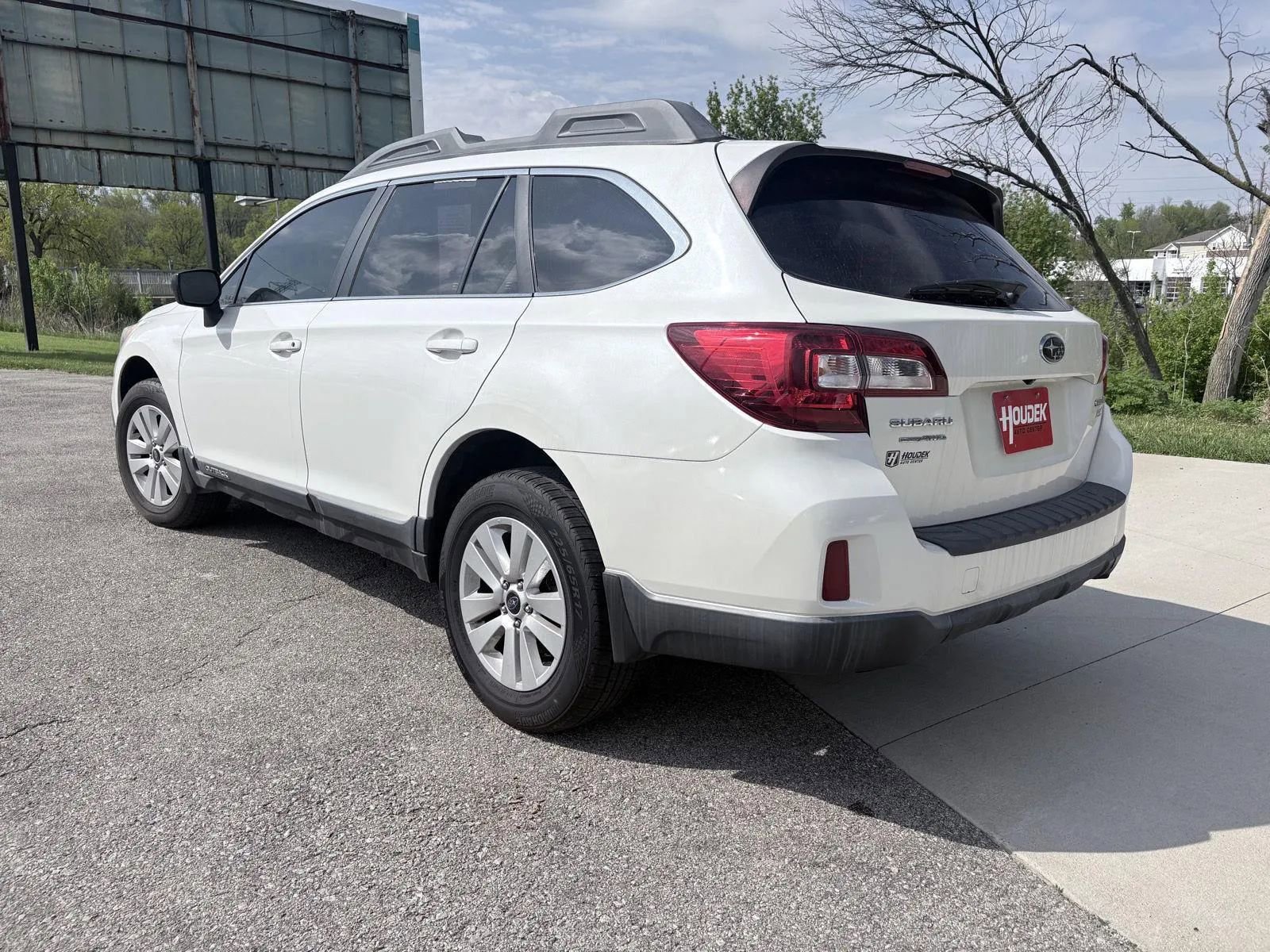 Used 2017 Subaru Outback 2.5i AWD/4WD image 6