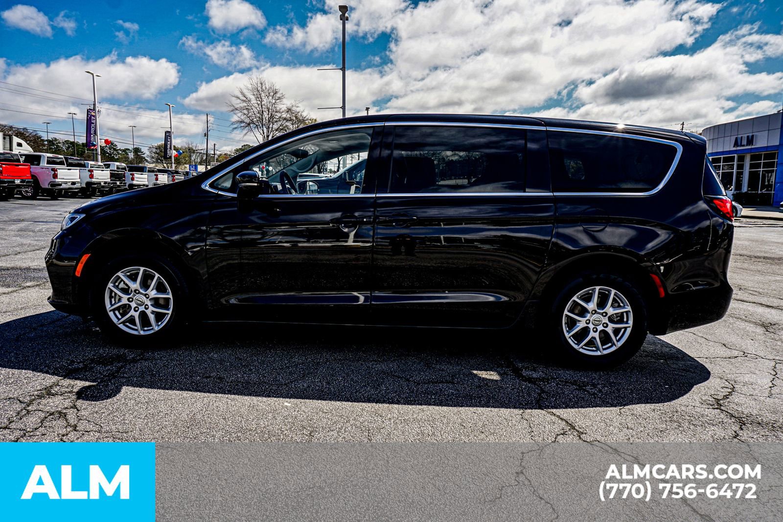 Used 2024 Chrysler Pacifica Touring-L image 10