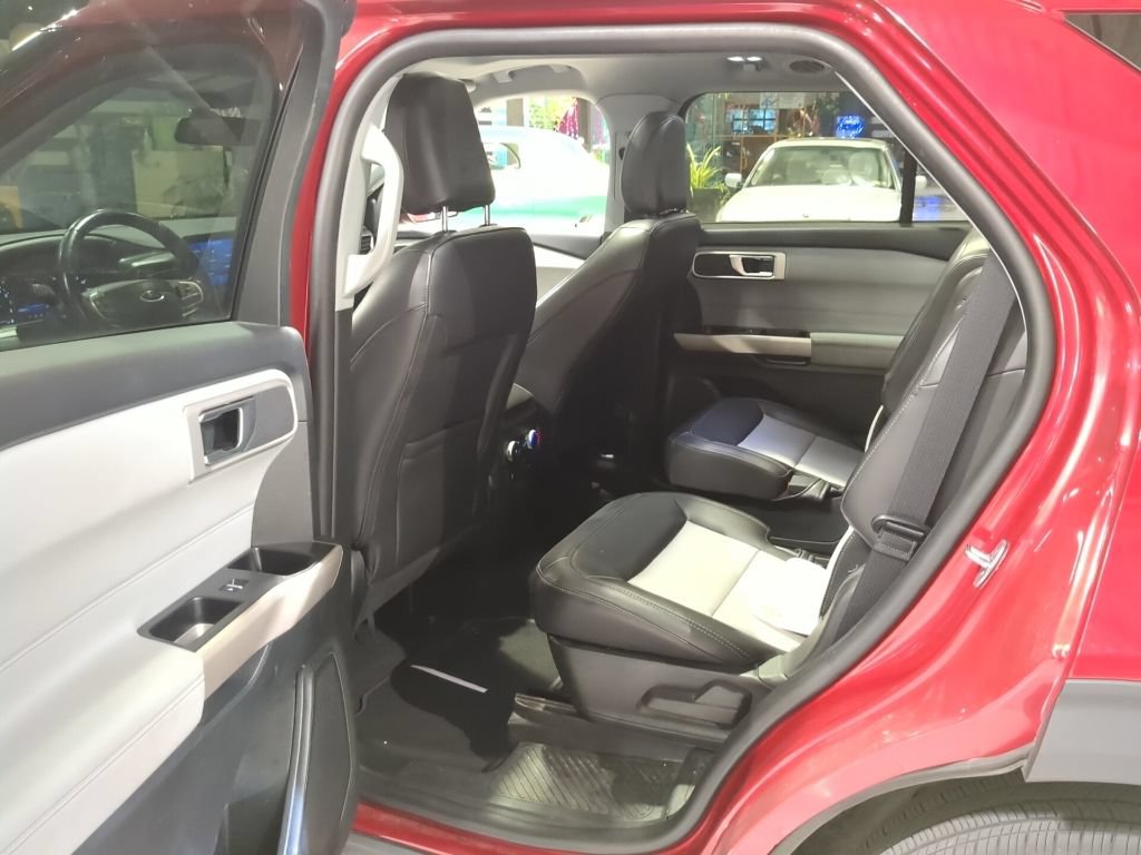 Used 2022 Ford Explorer XLT w/ Equipment Group 202A AWD/4WD image 13